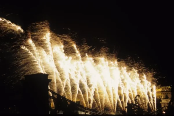 Gerbe pyrotechnique sur Pont - Budapest - Salvatore Alario - Apaloosa.fr - Feux d’artifice
